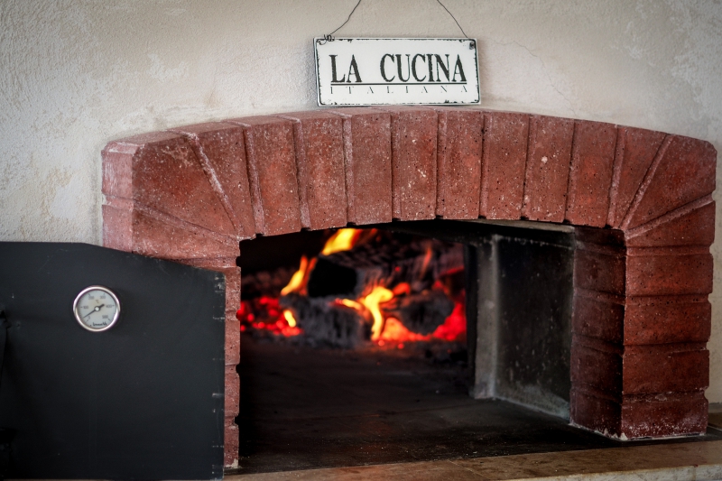 pizzeria-ROCBARON-min_pizza-oven-1344719